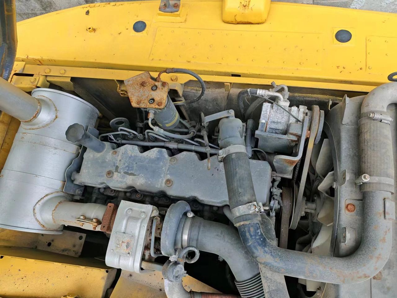 2018 Komatsu PC200-8 Raupenbagger Motorraum-Ansicht