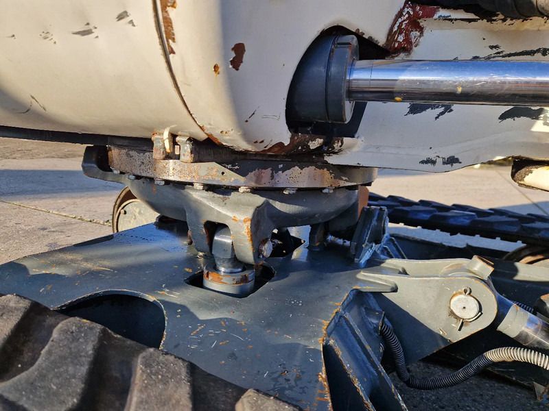 2011 Wacker Neuson 2404RD mini excavator slewing ring detail