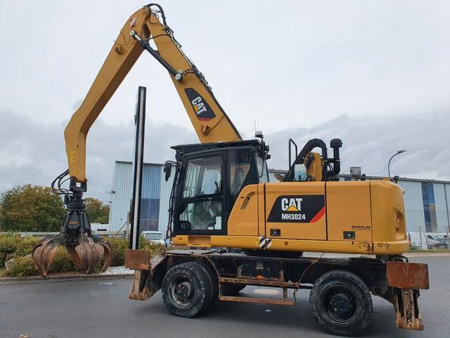 2018 Caterpillar MH3024 material handler side view 2018 Caterpillar MH3024 material handler side view