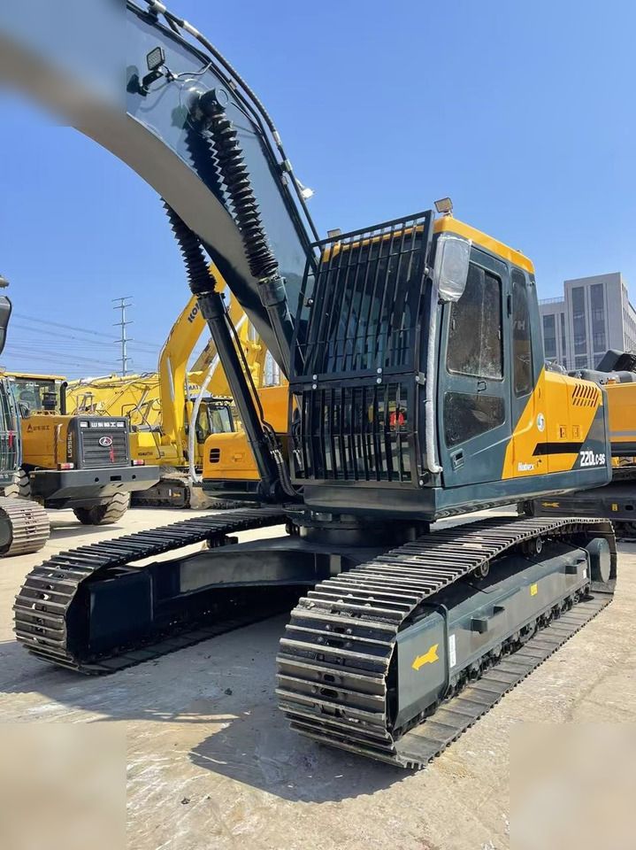 2024 Hyundai R220LC-9S crawler excavator, front three-quarter view 2024 Hyundai R220LC-9S crawler excavator, front three-quarter view