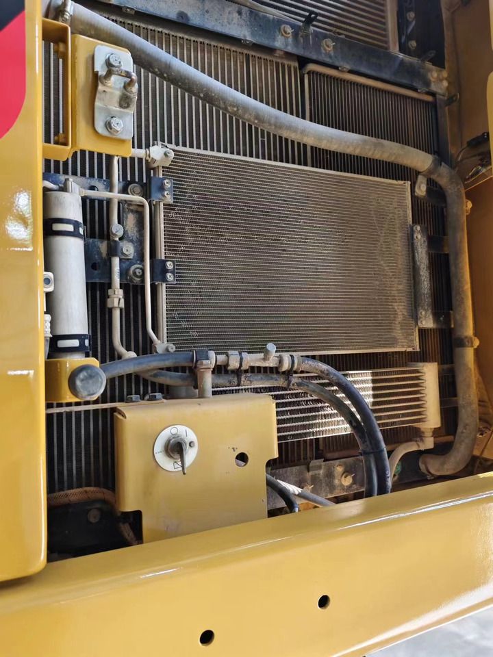 2023 Caterpillar 320GC crawler excavator cooling system detail 2023 Caterpillar 320GC crawler excavator cooling system detail