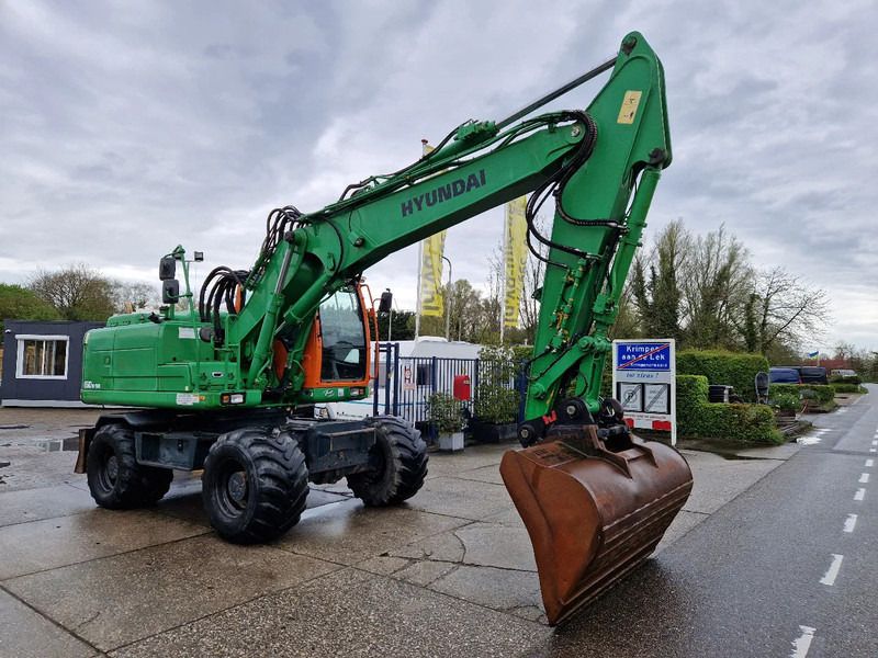 2015 Hyundai R160W-9A wheel excavator, side profile view 2015 Hyundai R160W-9A wheel excavator, side profile view