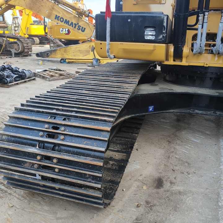 Escavadora de rastos Caterpillar 320D de 2020, vista dos rastos e contrapeso Escavadora de rastos Caterpillar 320D de 2020, vista dos rastos e contrapeso
