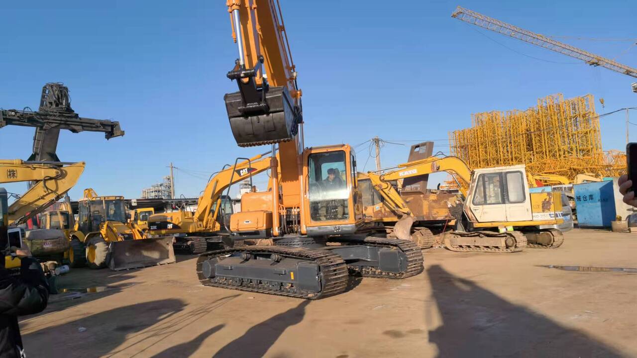 2016 Hyundai R220LC-9S crawler excavator, side view 2016 Hyundai R220LC-9S crawler excavator, side view
