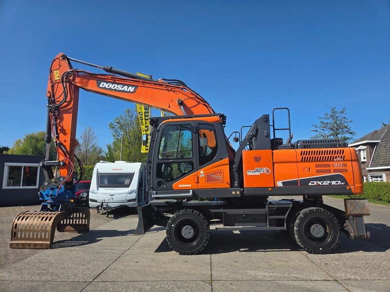 2018 Doosan DX210W-5 wheel excavator side view