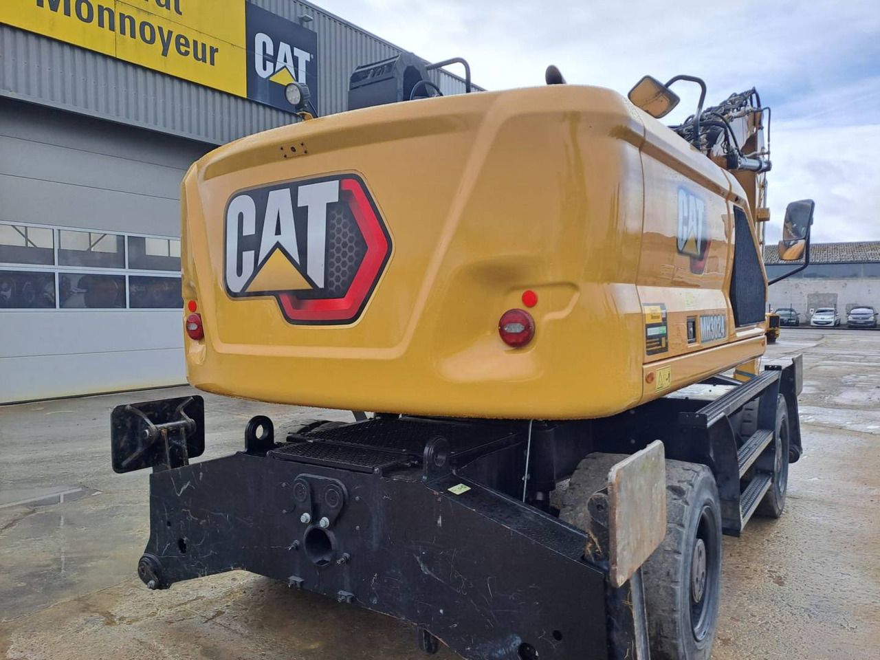 2021 Caterpillar MH3024 wheel excavator rear view 2021 Caterpillar MH3024 wheel excavator rear view