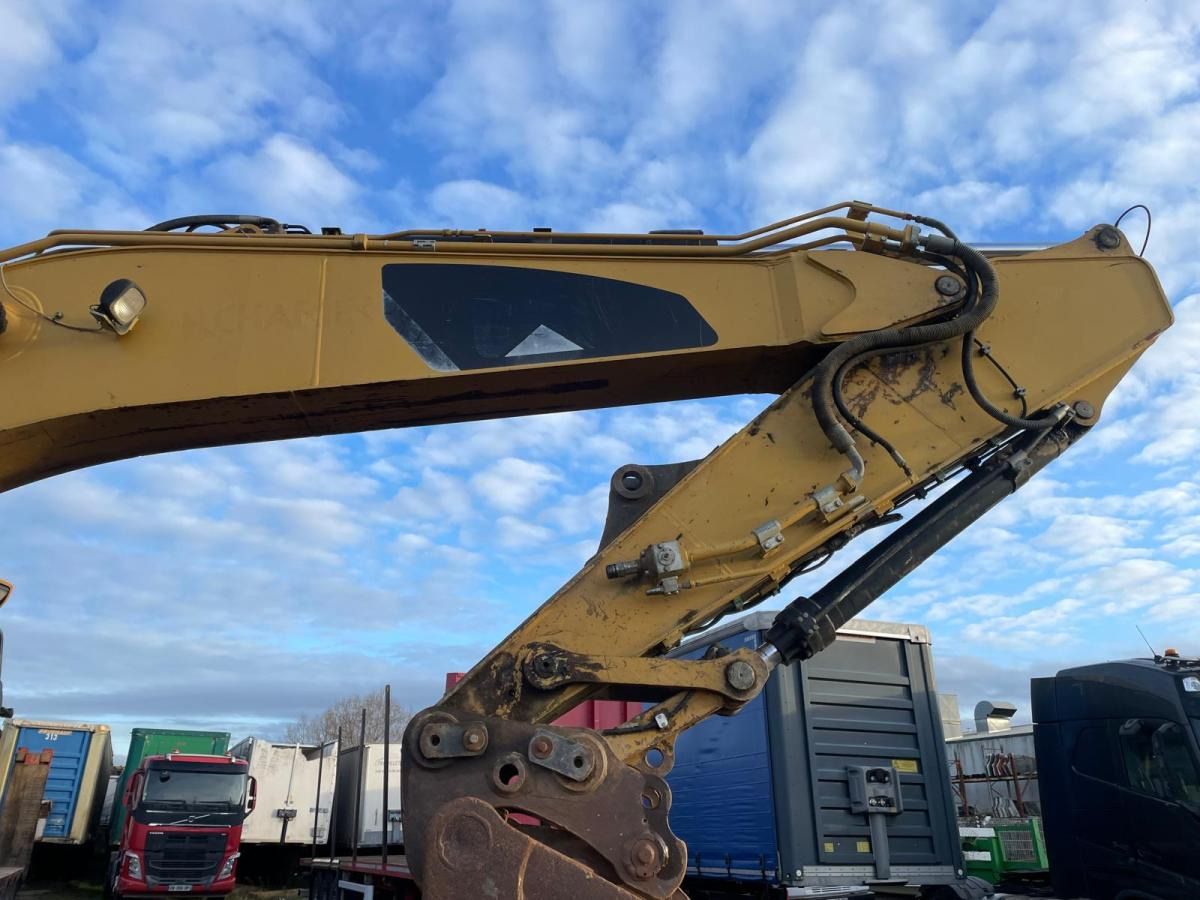 2008 Caterpillar 323D crawler excavator boom detail