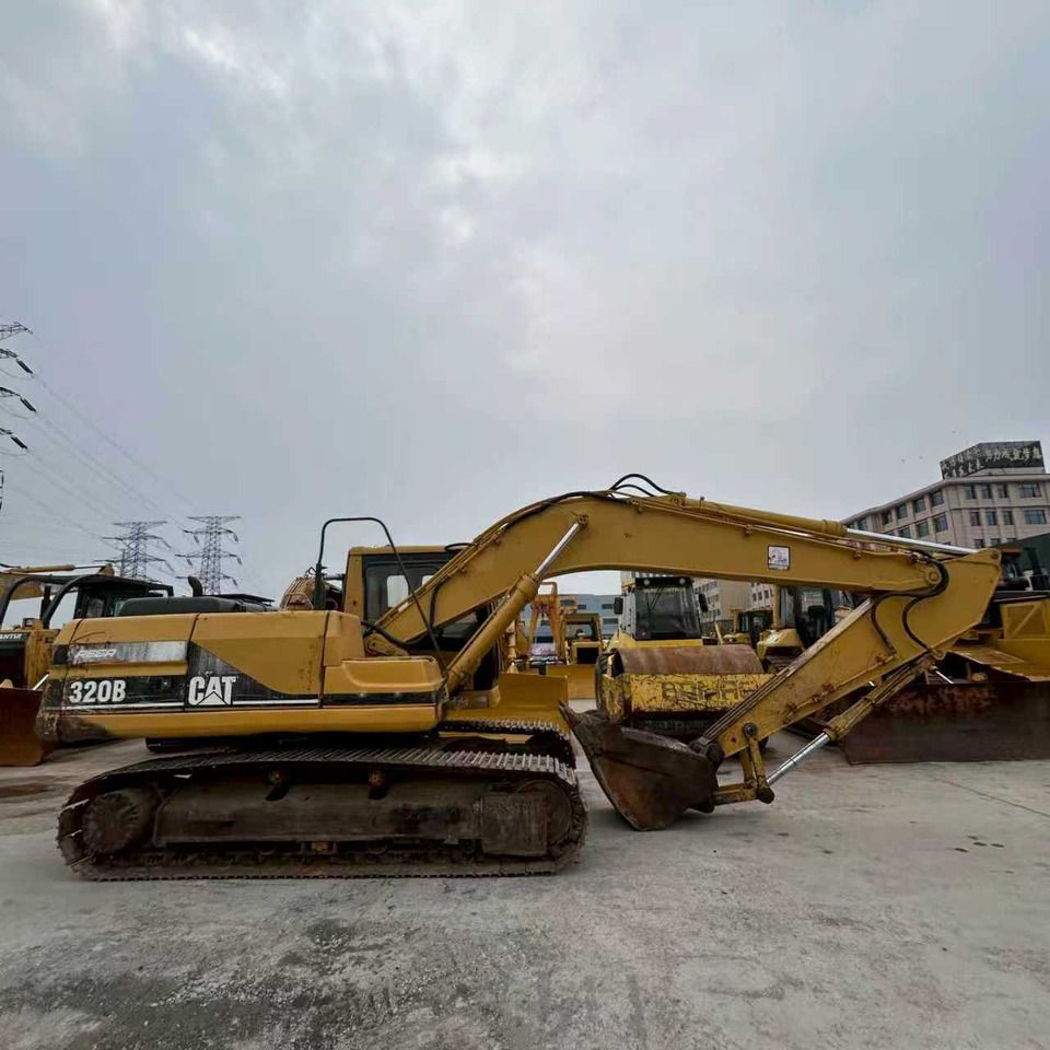 2000 Caterpillar 320B crawler excavator, side view 2000 Caterpillar 320B crawler excavator, side view