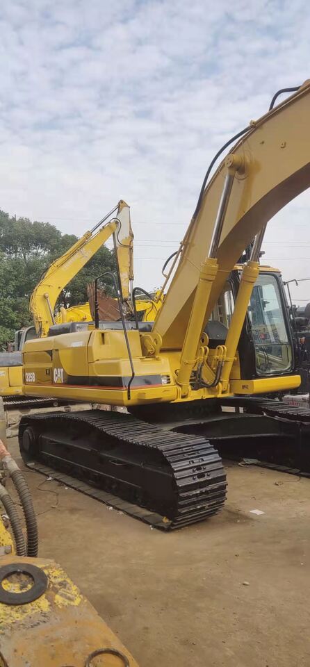 2006 Caterpillar 325B crawler excavator, side view