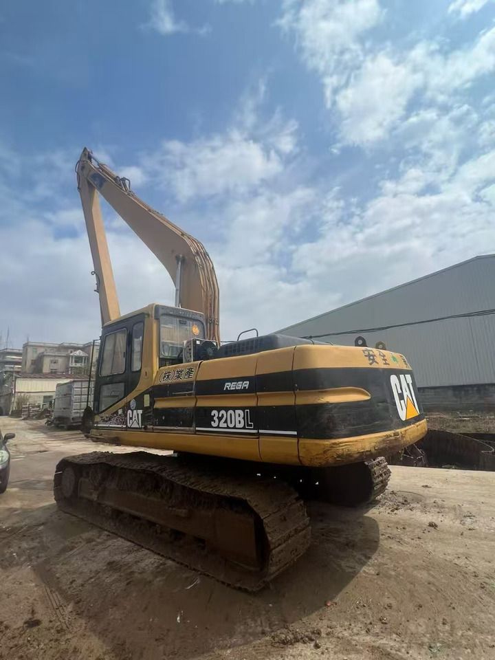 1998 Caterpillar 320BL crawler excavator, rear three-quarter view