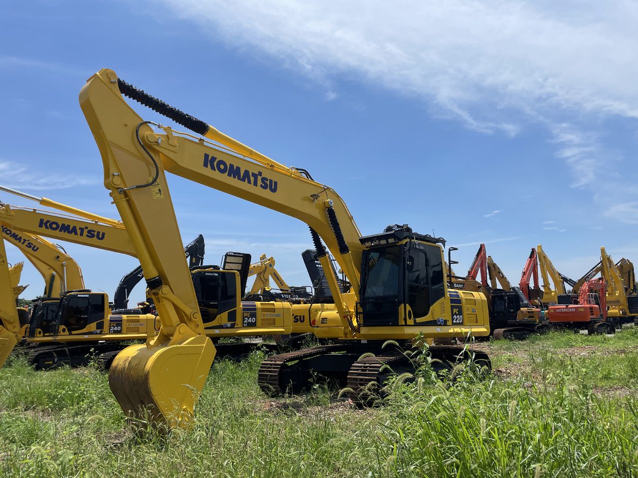 Escavatore cingolato Komatsu PC220-8 del 2023, vista laterale