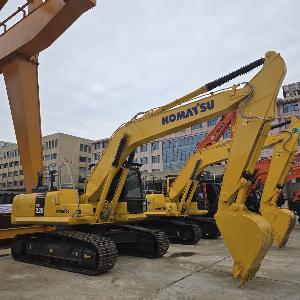 Pelle sur chenilles Komatsu PC220-8 de 2023, vue de côté Pelle sur chenilles Komatsu PC220-8 de 2023, vue de côté