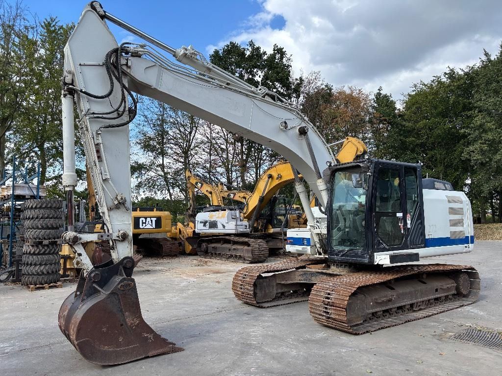 2013 Caterpillar 320E crawler excavator, side view