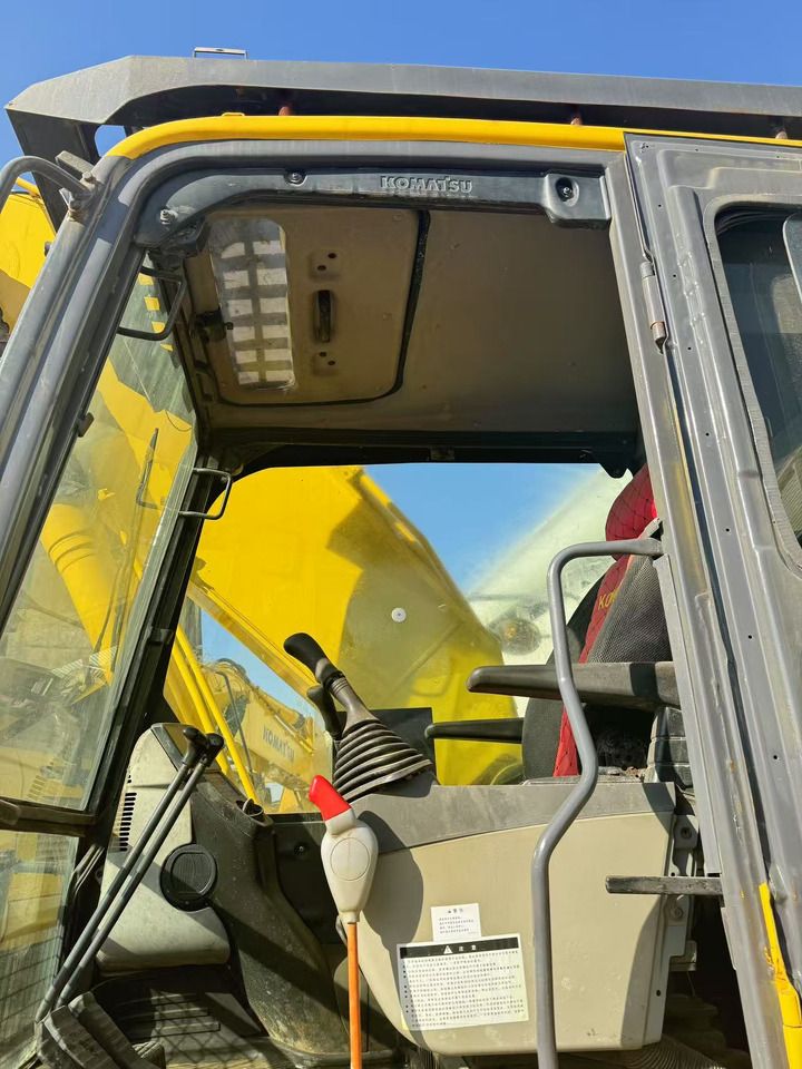 2018 Komatsu PC200-8 paletli ekskavatör kabin içi görünümü