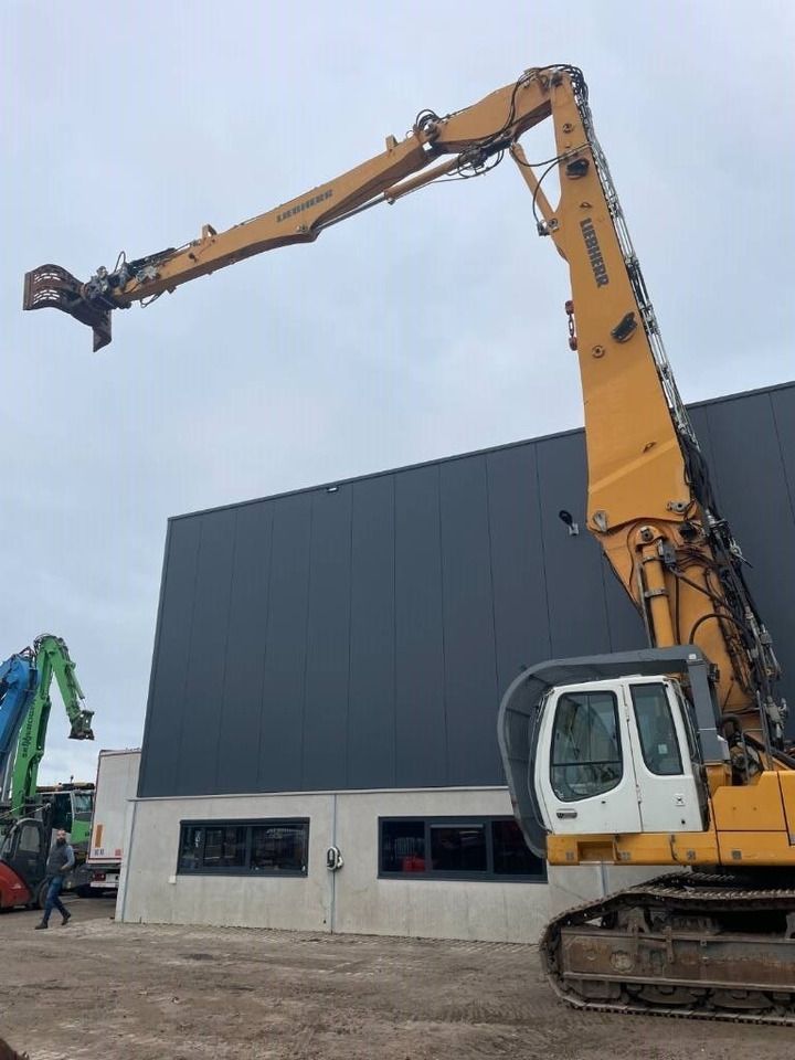 2007 Liebherr R954C HDV demolition excavator, side view 2007 Liebherr R954C HDV demolition excavator, side view