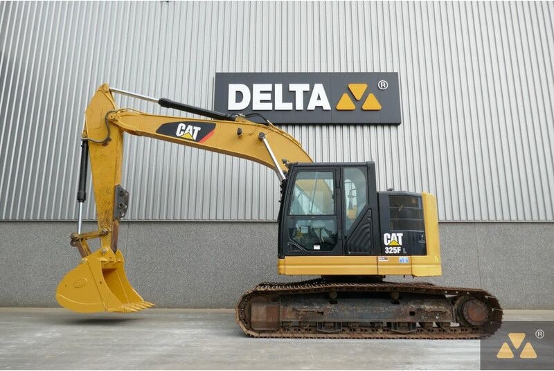 2017 Caterpillar 325FL crawler excavator, side view