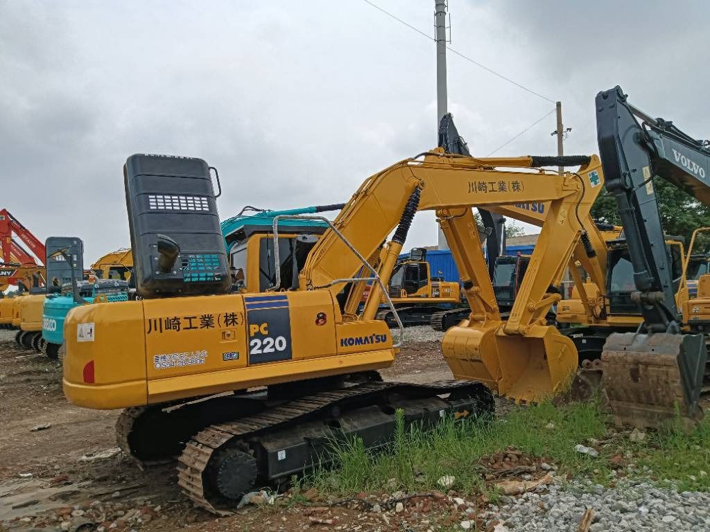 Pelle sur chenilles Komatsu PC220-8 de 2021, vue arrière trois-quarts Pelle sur chenilles Komatsu PC220-8 de 2021, vue arrière trois-quarts