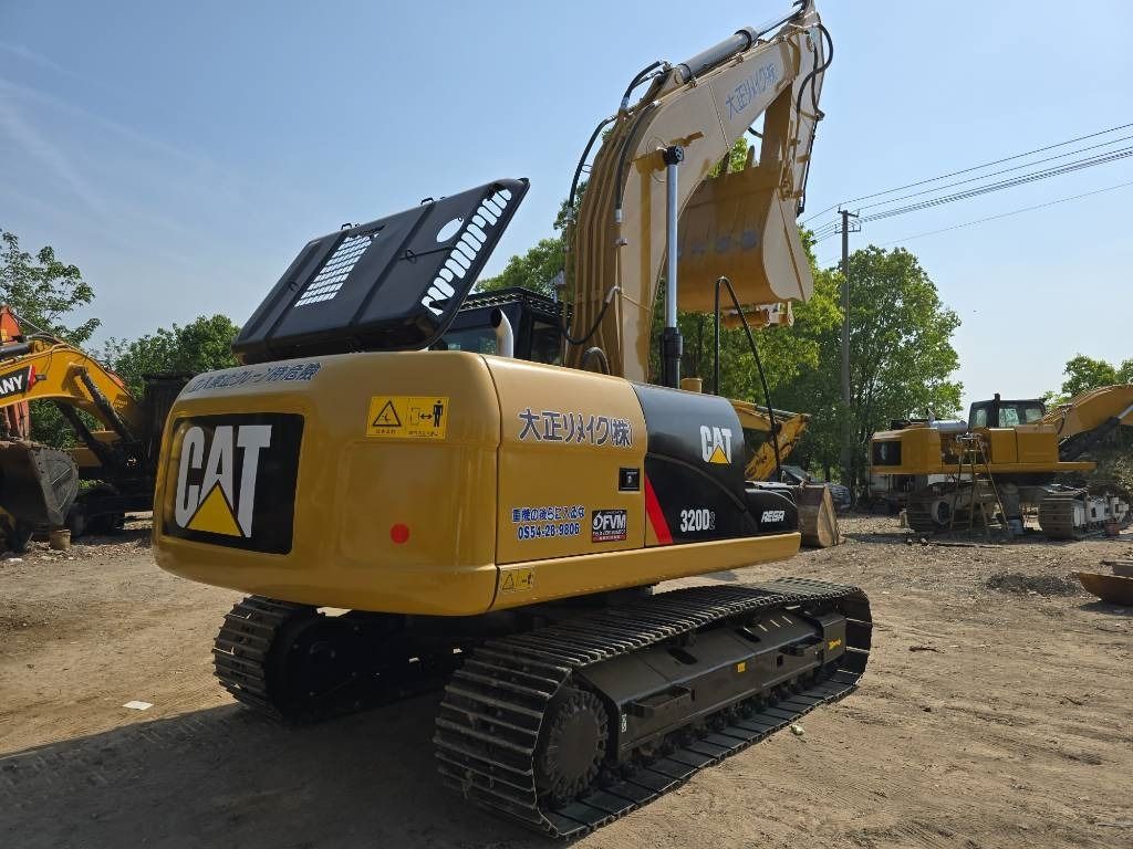 Мини-экскаватор 2023 Caterpillar 320D2, вид сзади под углом Мини-экскаватор 2023 Caterpillar 320D2, вид сзади под углом
