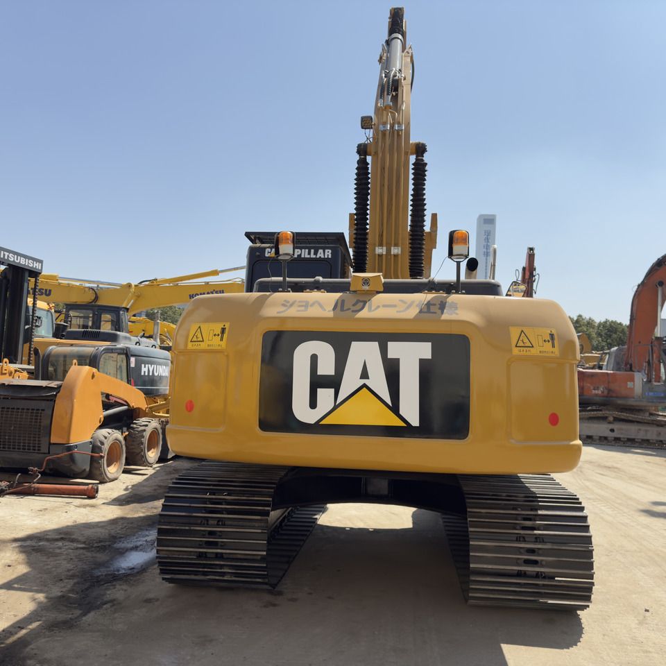 Escavadora de rastos Caterpillar 320D2L, vista traseira Escavadora de rastos Caterpillar 320D2L, vista traseira