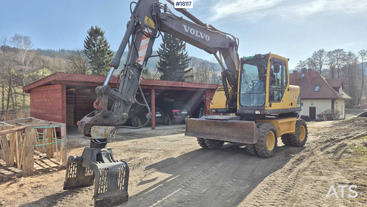 2005 Volvo EW140B wheel excavator, front three-quarter view 2005 Volvo EW140B wheel excavator, front three-quarter view