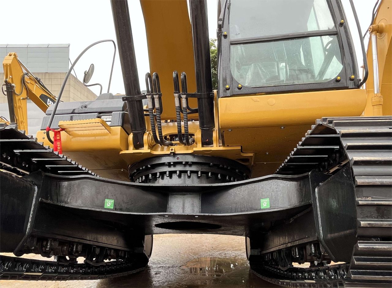 Escavatore cingolato Caterpillar 320D del 2016, vista dal basso del carro Escavatore cingolato Caterpillar 320D del 2016, vista dal basso del carro