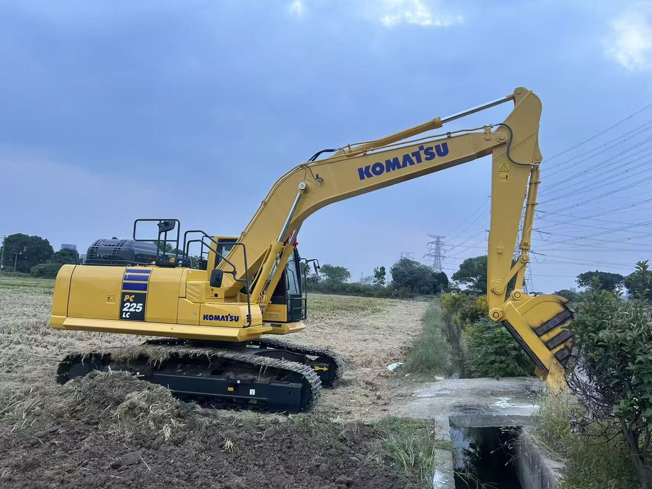 2025 Komatsu PC225LC-11MO crawler excavator, side profile view 2025 Komatsu PC225LC-11MO crawler excavator, side profile view