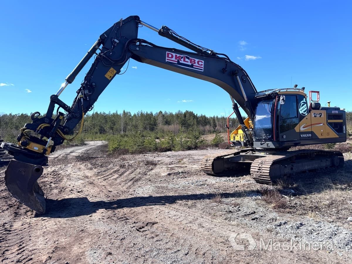 2018 Volvo EC250EL crawler excavator, side profile view 2018 Volvo EC250EL crawler excavator, side profile view