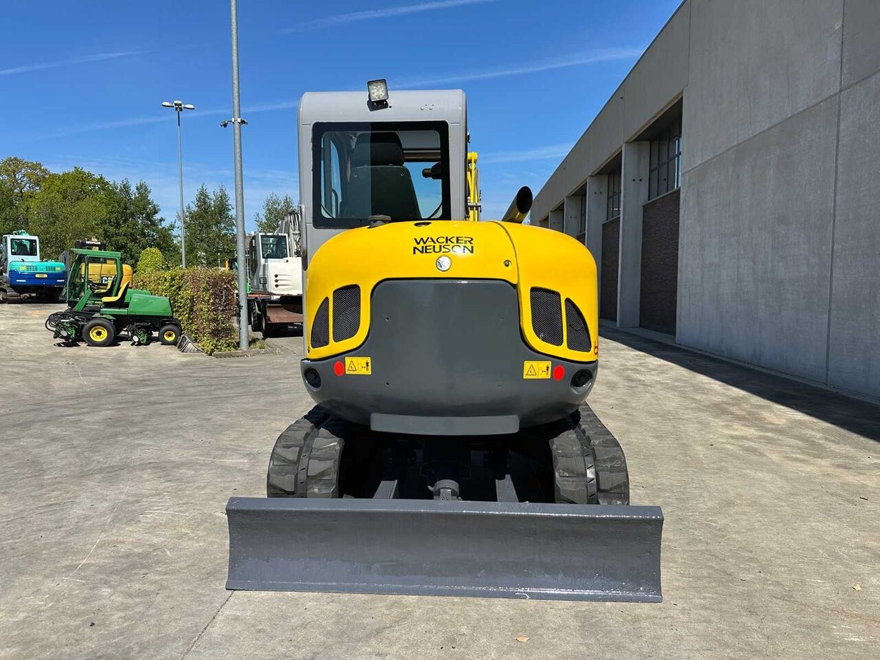 2013 Wacker Neuson 6003 mini excavator rear view 2013 Wacker Neuson 6003 mini excavator rear view