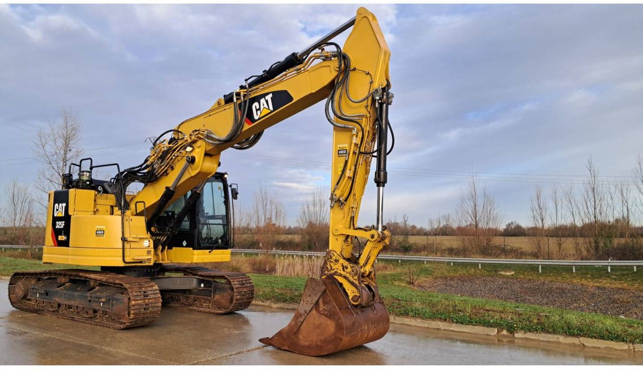 2019 Caterpillar 325F CR crawler excavator side view 2019 Caterpillar 325F CR crawler excavator side view
