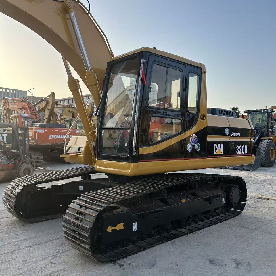 2020 Caterpillar 320B crawler excavator, side view 2020 Caterpillar 320B crawler excavator, side view