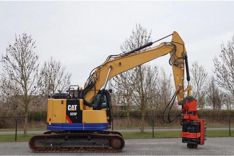 2018 CAT 325F LCR crawler excavator side view 2018 CAT 325F LCR crawler excavator side view