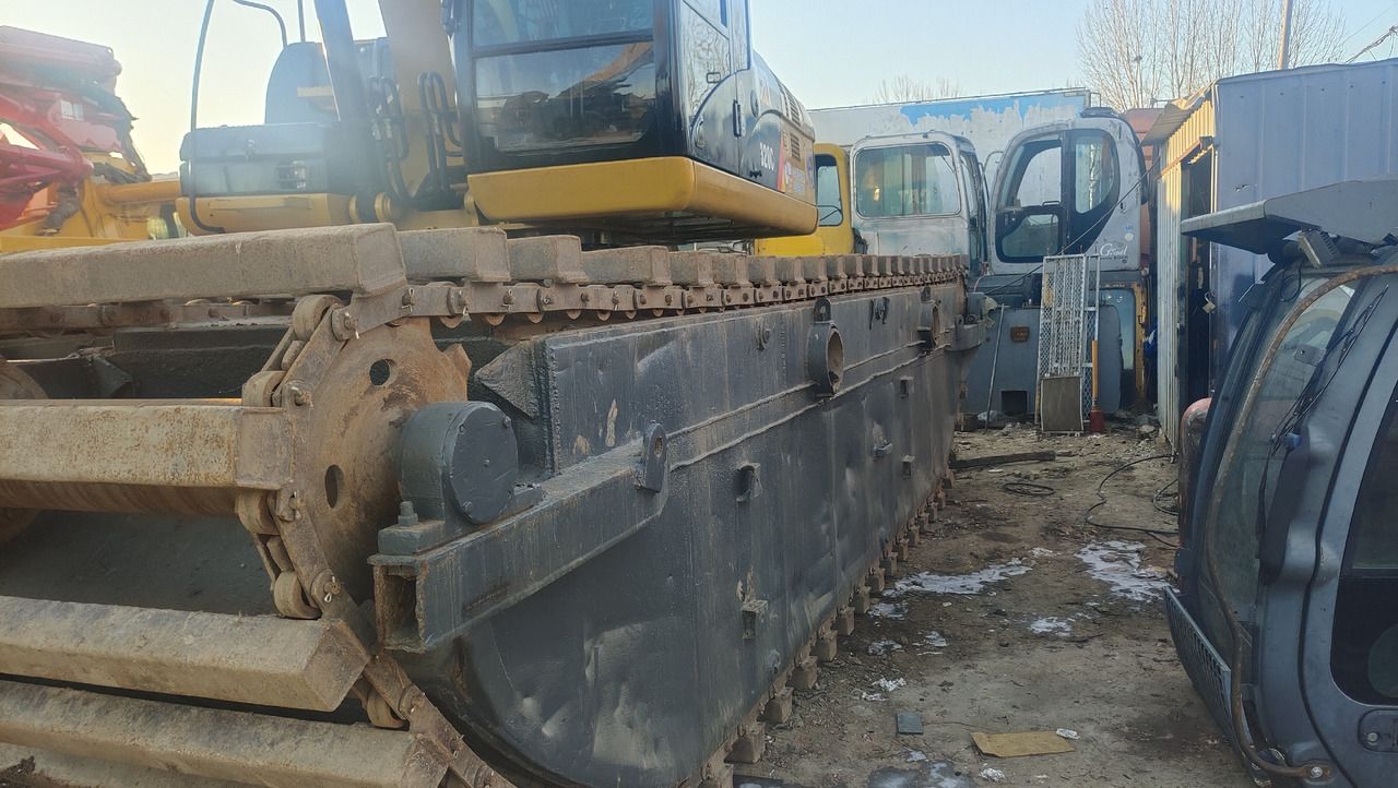 2019 Caterpillar 320C amphibious excavator side view 2019 Caterpillar 320C amphibious excavator side view