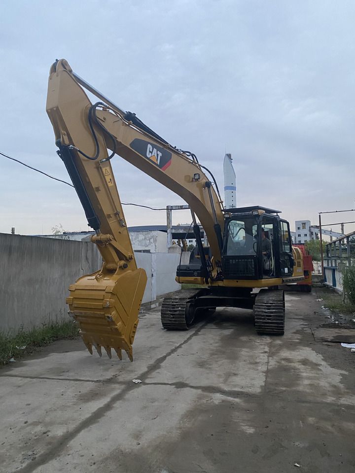 Гусеничний екскаватор 2015 Caterpillar 320D, передній тричвертний вигляд Гусеничний екскаватор 2015 Caterpillar 320D, передній тричвертний вигляд