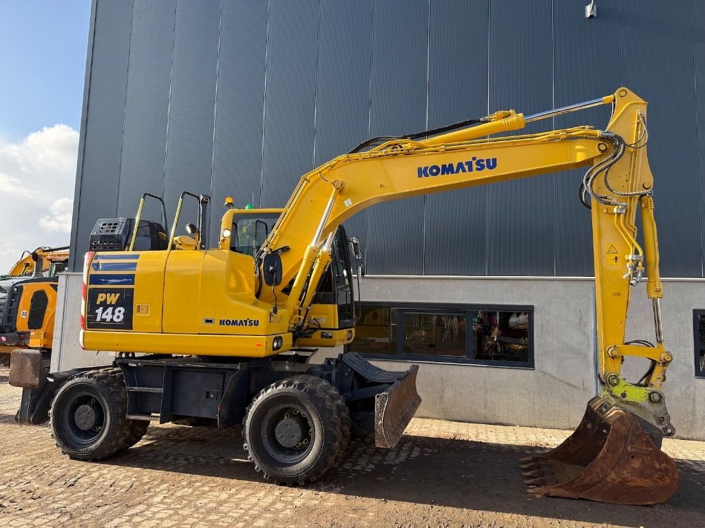2019 Komatsu PW148-11 wheel excavator, side profile view