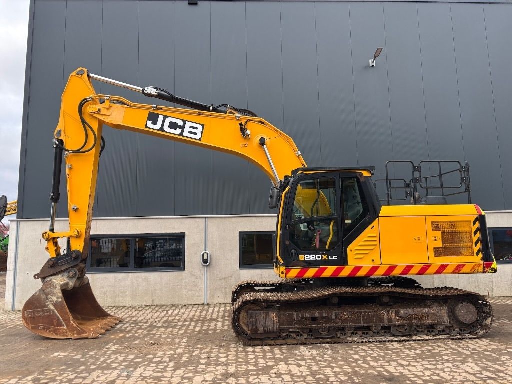 2018 JCB 220X LC crawler excavator, side view 2018 JCB 220X LC crawler excavator, side view