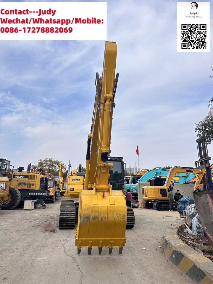 Pelle sur chenilles Komatsu PC220-8 de 2023, vue de face Pelle sur chenilles Komatsu PC220-8 de 2023, vue de face