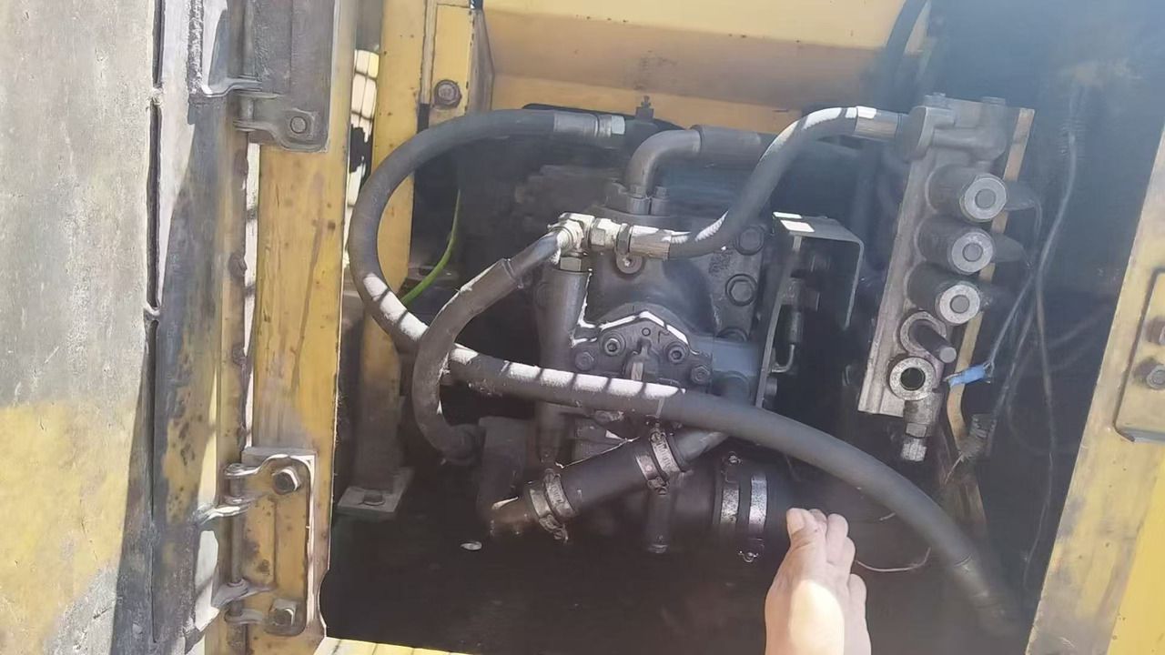 2015 Komatsu PC120-6 crawler excavator engine compartment view 2015 Komatsu PC120-6 crawler excavator engine compartment view