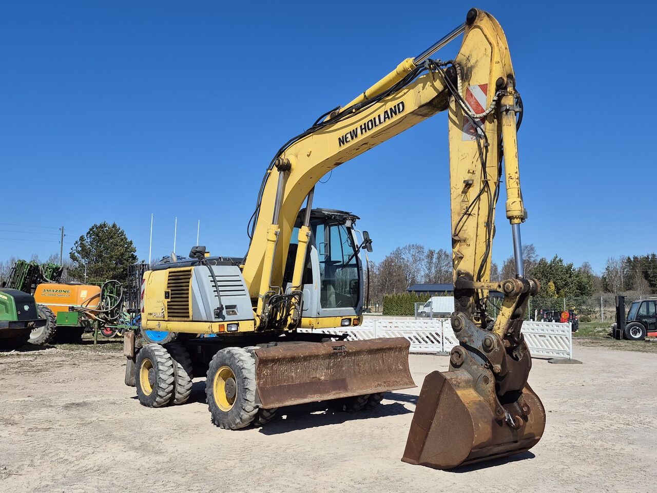 2007 New Holland MH-PLUS wheel excavator, side profile view 2007 New Holland MH-PLUS wheel excavator, side profile view