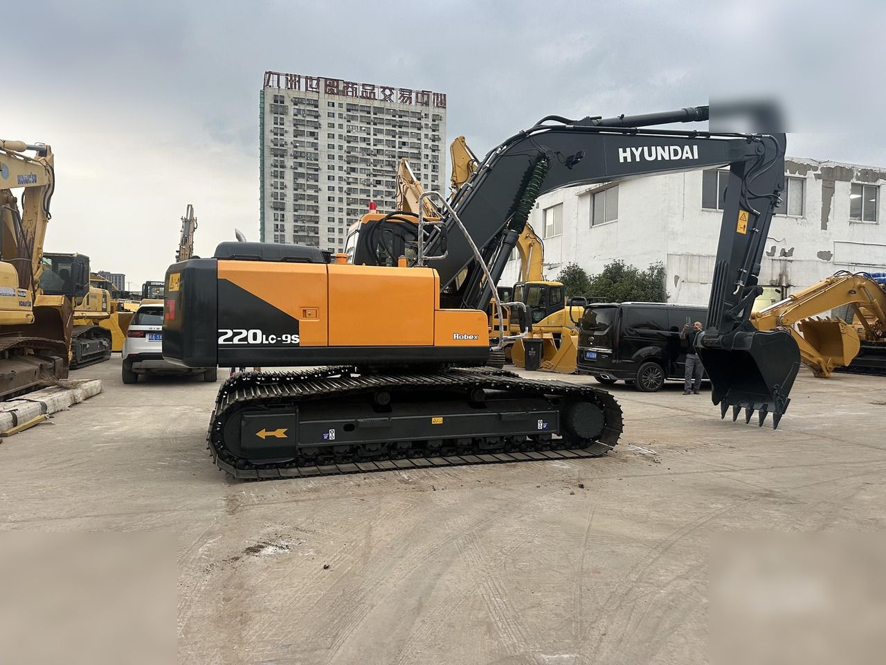2020 Hyundai R220LC-9S crawler excavator, side view 2020 Hyundai R220LC-9S crawler excavator, side view
