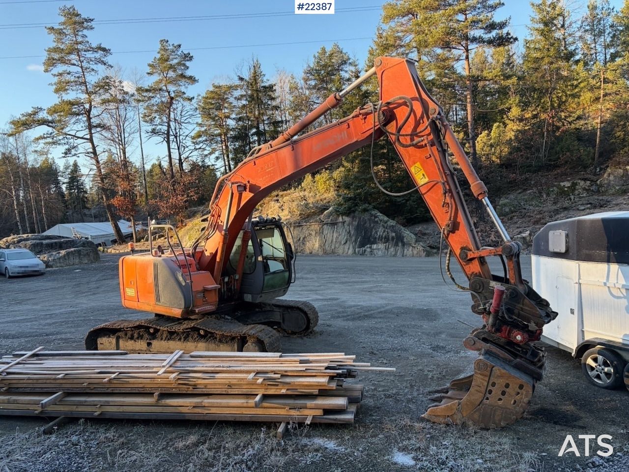 2004 Hitachi ZX225USR crawler excavator side view 2004 Hitachi ZX225USR crawler excavator side view