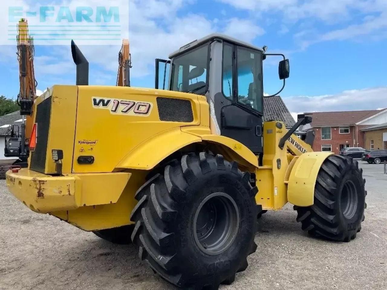 2007 New Holland W170 wheel loader, rear three-quarter view 2007 New Holland W170 wheel loader, rear three-quarter view