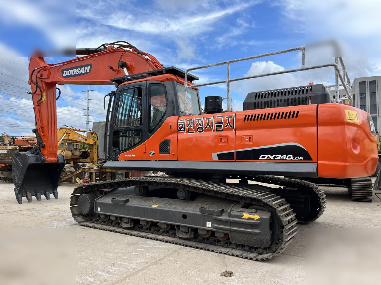 2020 Doosan DX340LCA crawler excavator side view 2020 Doosan DX340LCA crawler excavator side view