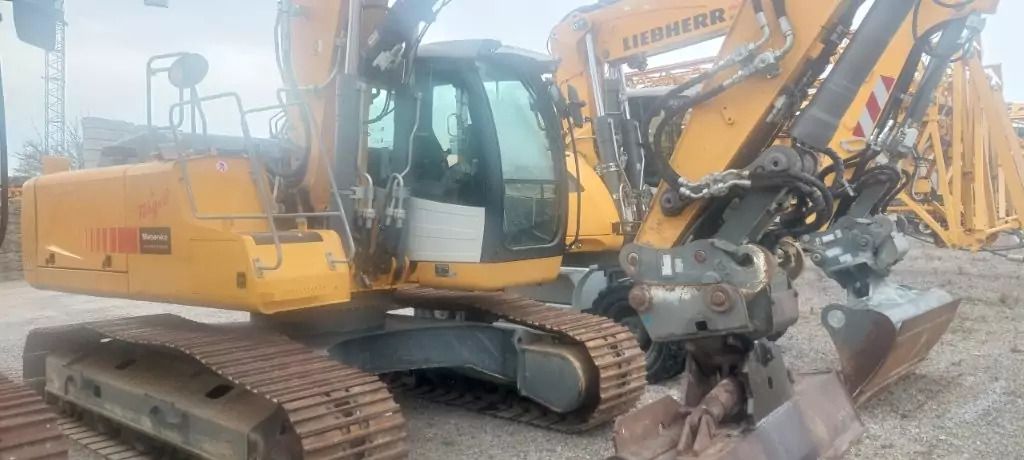 2019 Liebherr R922 LITR. crawler excavator, side view