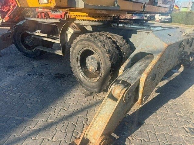 2005 Liebherr A924B material handler undercarriage view 2005 Liebherr A924B material handler undercarriage view