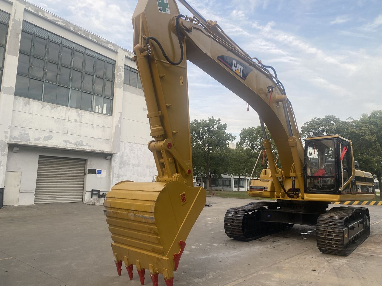 2016 Caterpillar 330B crawler excavator, side view 2016 Caterpillar 330B crawler excavator, side view