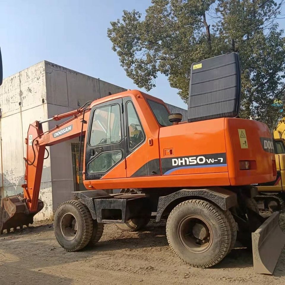 2020 Doosan DH150W-7 wheel excavator, side view 2020 Doosan DH150W-7 wheel excavator, side view