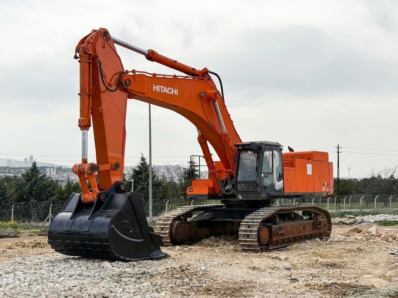 2014 Hitachi ZX870LCH-3 crawler excavator, side profile view