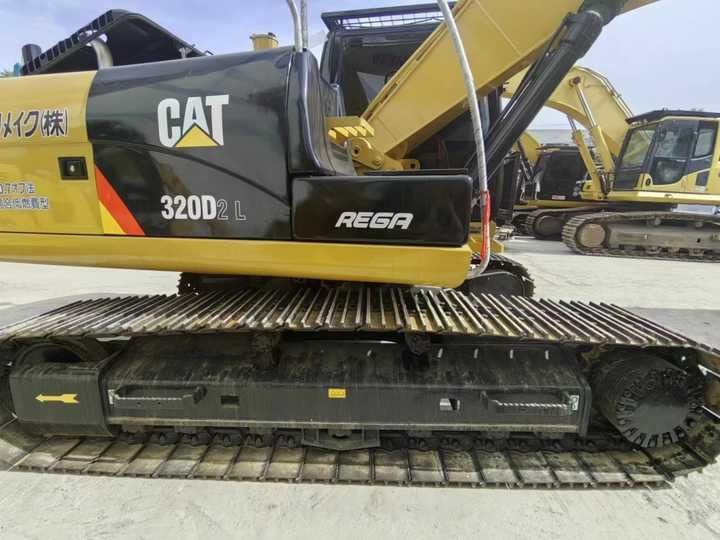 2016 Caterpillar 320D2 L rupsgraafmachine zijaanzicht