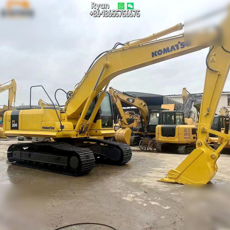 2007 Komatsu PC200-7 crawler excavator, side view 2007 Komatsu PC200-7 crawler excavator, side view