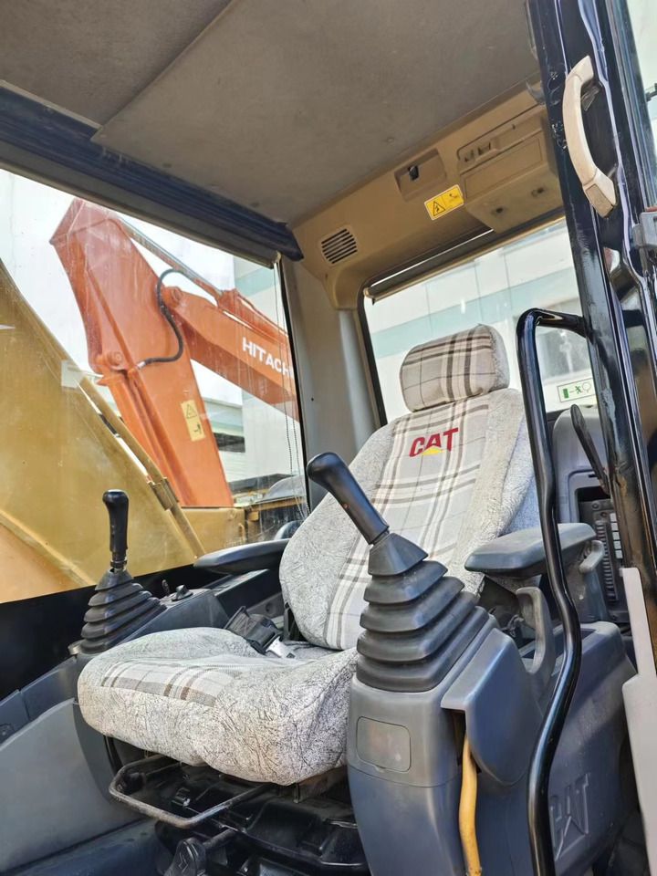 2019 Caterpillar 320D2 гусеничный экскаватор, вид интерьера 2019 Caterpillar 320D2 гусеничный экскаватор, вид интерьера